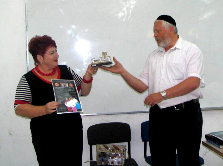 Елена Айзман принимает подарок Центру от фонда Михаила Чёрного - макет Храма.