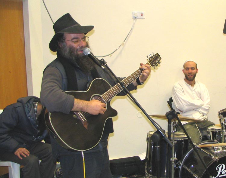 Бард Давид Абрамсон поёт свои песни на иврите и англите