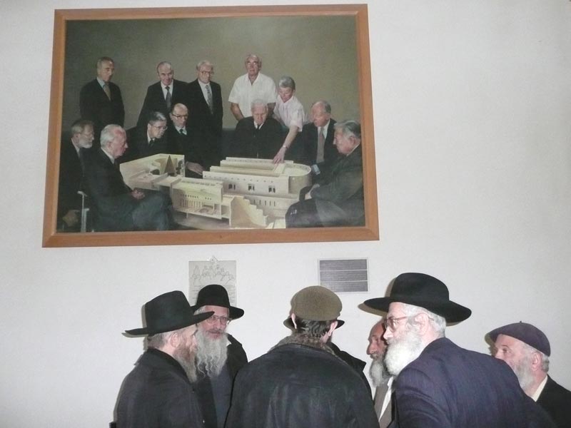  Группа друзей Зеева Брауде под портретом отцов-основателей 