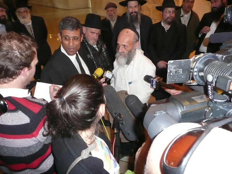 Зеев Брауде в окружении журналистов