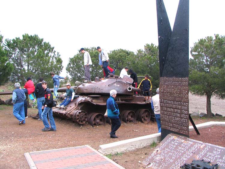 Сирийский танк советского производства. Выглядит внушительней "Центуриона". Да, видно, не в броне дело...