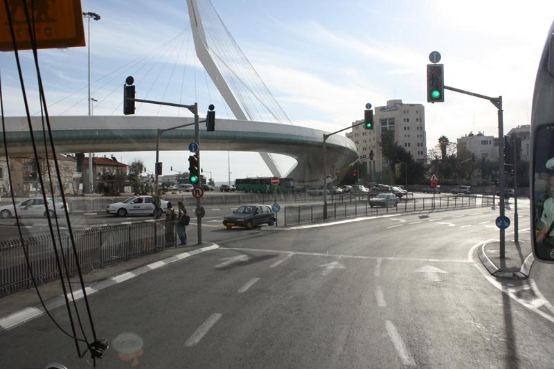 Наш мир. Новый иерусалимский подвесной трамвайный мост при въезде в город по шоссе Иерусалим-Тель-Авив