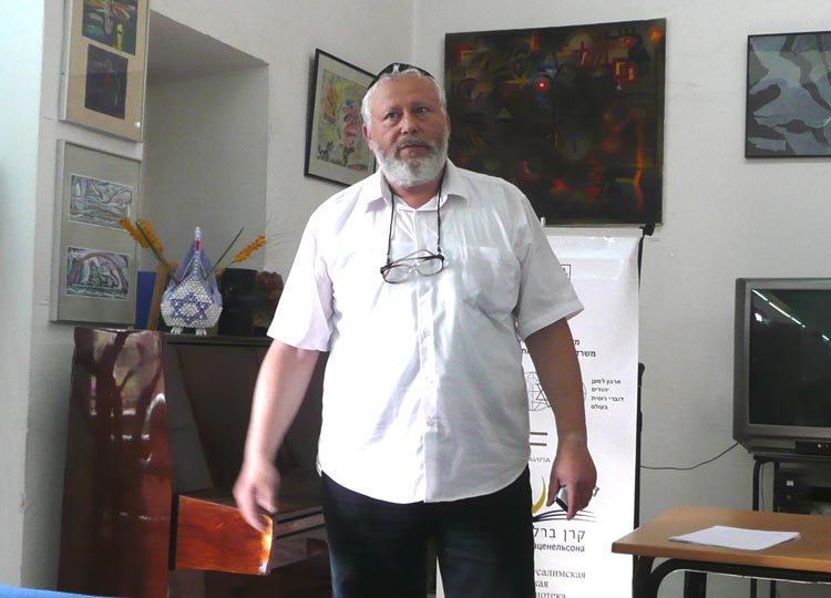 Михаил Польский открывает вечер, рассказывая о славной истории иерусалимской Русской библиотеки и о предыдущих литературных встречах Фестиваля