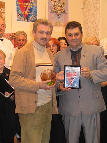 Александр Штейнгауз 
и Григорий Фильковский, вручающий диплом "Открытое сердце" Иерусалимскому 
общинному дому