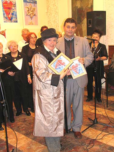 Бина Смехова и Григорий Фильковский, вручающий диплом "Открытое сердце" ей и 
Алексу Резникову