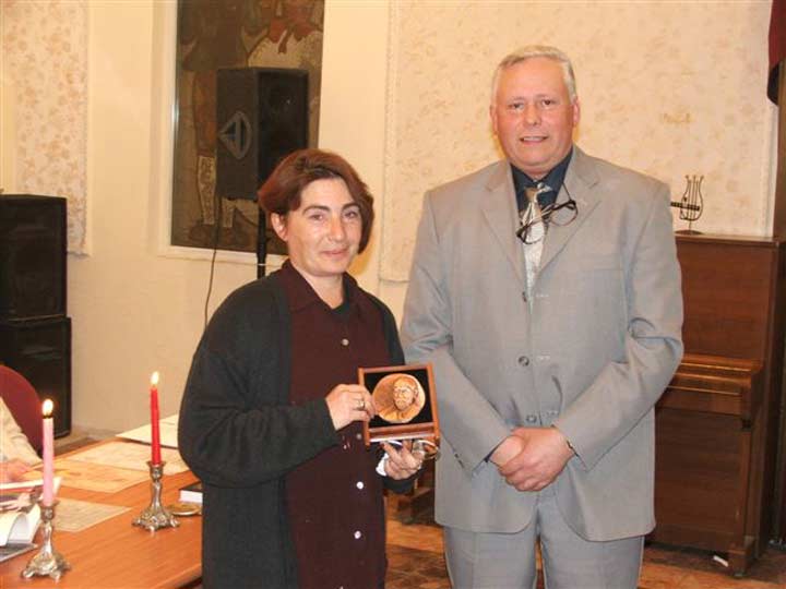 Лаурет медали корчаковского общества писательница Елена
Макарова получает свою награду