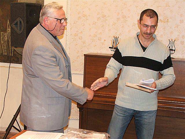 Свою награду получает лауреат конкурса в номинации
"поэзия" Евгений Уран (Израиль)