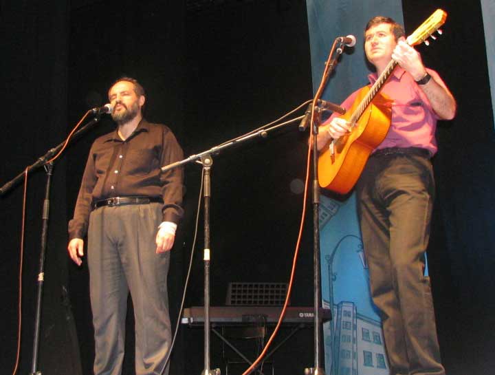 Зеев Гейзель и Александр Крупицкий (с гитарой)