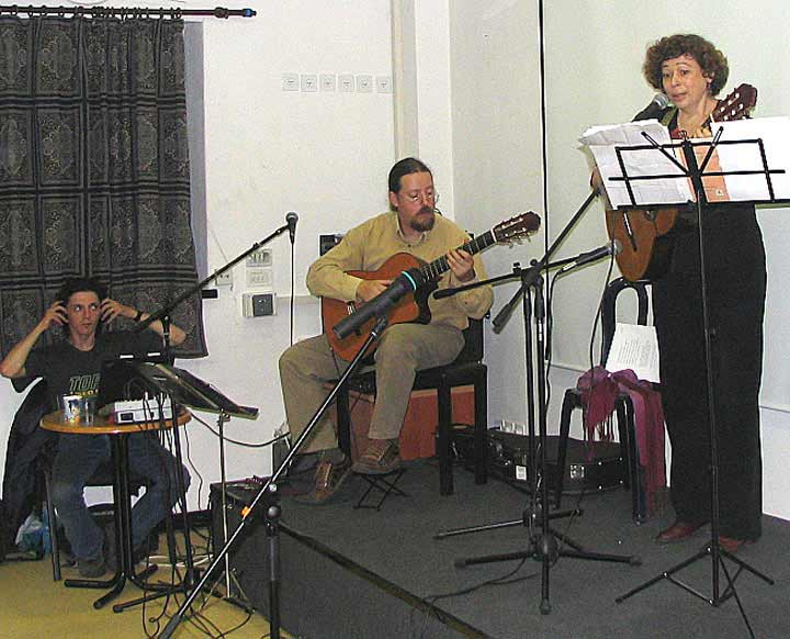 Вит Гуткин (гитара) и Илья Улис (звук как таковой) и 
Марина Меламед (всё то, без чего нельзя)