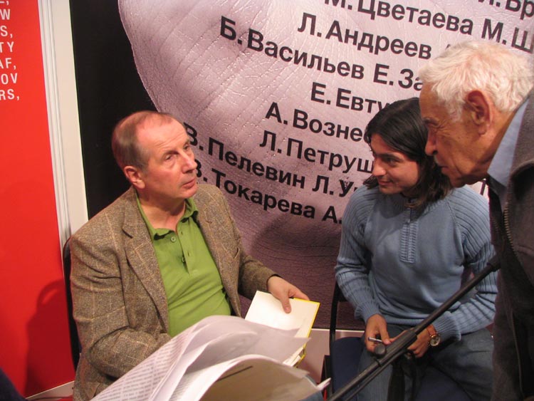 Михаил Веллер раздаёт автографы