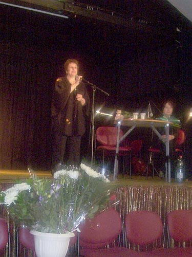 Дина Рубина ведёт вечер. Фото С.Бломберг.