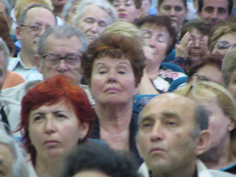 В зрительном зале общинного дома Хайфы во время встречи с В.Леви