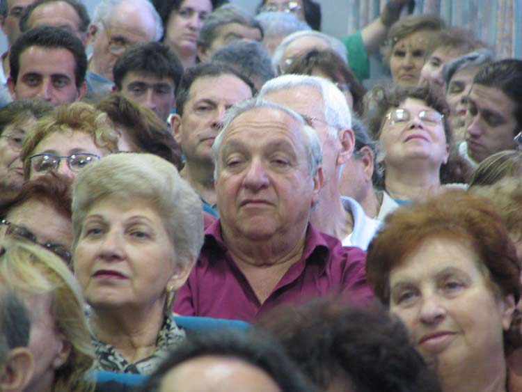 В зрительном зале общинного дома Хайфы во время встречи с В.Леви