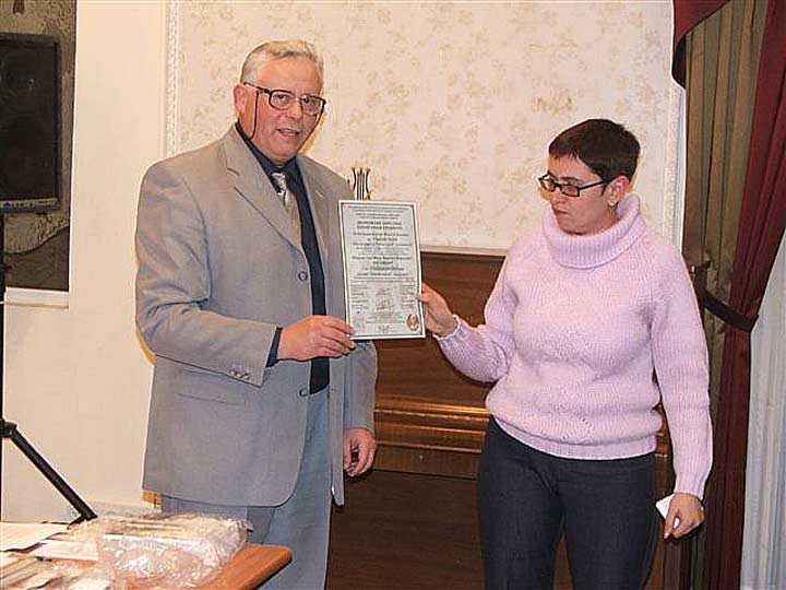Татьяна Добина получает почётную грамоту Дома Корчака, 
которой посмертно награждён её отец Владимир Добин