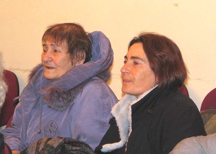В зрительном зале мать и дочь: писатели Инна Лиснянская и Елена 
Макарова